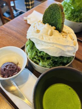 西尾の抹茶カフェの抹茶かき氷、上には落花生のエスプーマがかかっています。抹茶の味が濃厚です。