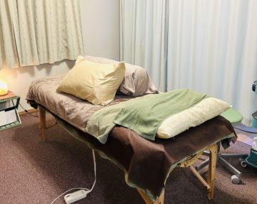 富士宮の鍼灸・リラクゼーションサロン キュアフラワーのマタニティケア。妊婦さんのお腹に負担がかからないよう、枕やポルスターを使い、楽な姿勢で施術を行います。